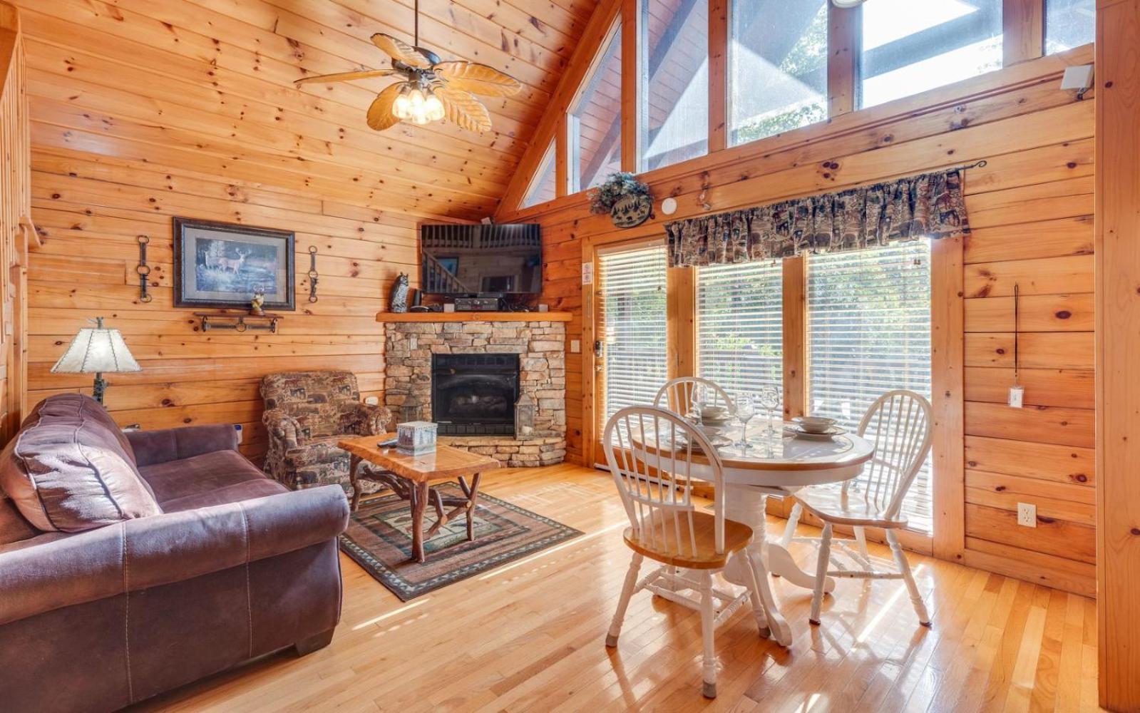 Hugs N Kisses Pool Table Hot Tub Pool Table Community Pool Close To Downtown Gatlinburg Buitenkant foto
